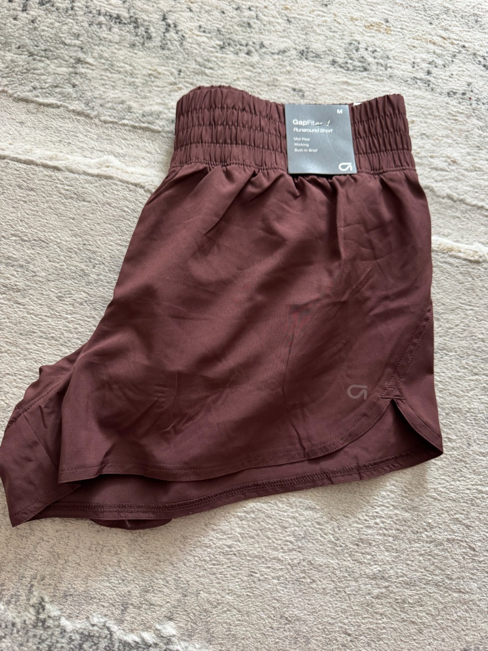 🆕 GapFit 3” Mid Rise Runaround Shorts in chocolate bar brown - Picture 4 of 10